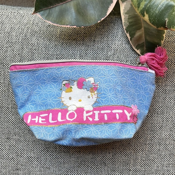 💕 Hello Kitty Plush Toy and Make up Bag! - Picture 9 of 17